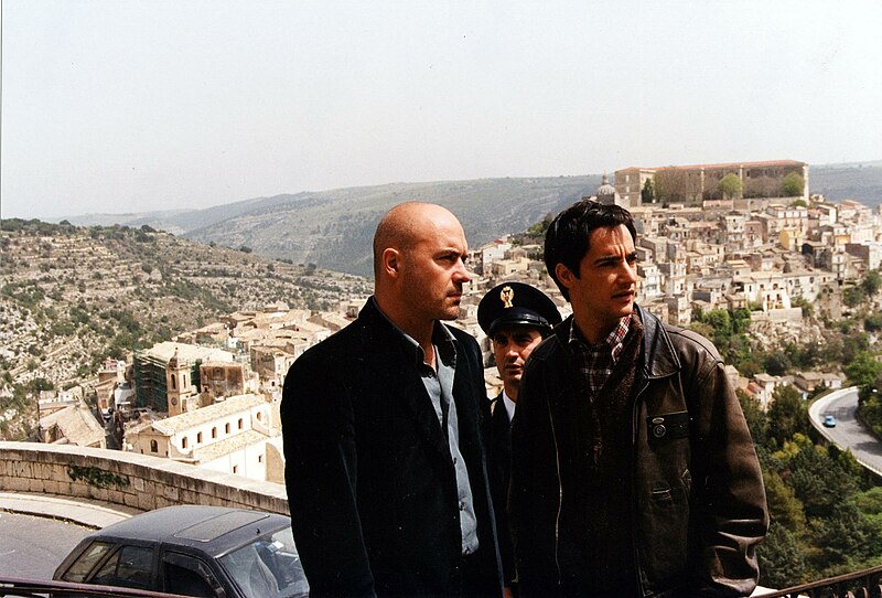 Lêer:Il ladro di merendine (1999) - Luca Zingaretti e Peppino Mazzotta.jpg