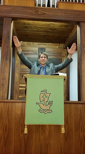 Lêer:Dr Heinrich Zwemstra spreek die seën uit oor sy nuwe gemeente, die Gereformeerde kerk Walvisbaai, op die dag van sy bevestiging, 3 Desember 2017.jpg