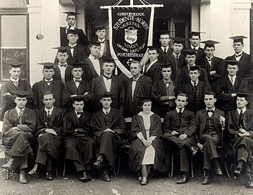 De Klerk sit links van Martha Lugtenburg, die eerste vrou wat afstudeer het aan die PUK vir CHO, op dié foto van die Studentekorps Veritas Vincet, 1919.
