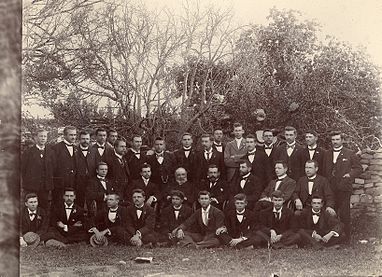 1899: Professore en studente van die Teologiese Skool. Voor: J. van der Linde, T.N. Venter, W. Viljoen, D. Kruger, A. du Toit, H. Kruger, A.P.C. Duvenage, Smit, Snyman. Middel: (van links) Ferdinand Postma, dr. Flippie Snyman, Jan Lion Cachet, Jacobus du Plessis, Willem de Klerk, Dirk Postma en Hendrikus Pasch. Agter: J. van der Heever, H.J.R. du Plessis, J.C. Venter, D.P. du Plessis, J.P. van der Walt, N. van der Walt, J.H. Kruger, J. Venter, P. Lion Cachet, N.H. van der Walt, C. Pretorius, J. van Rooy, Japie Maré, J. du Plooy, H. de Klerk, J. Kruger, D. Lessing.