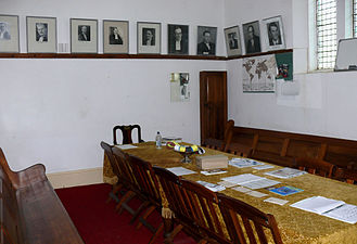 In die konsistorie hang portrette van al die vorige predikante, onder meer 'n besonderse foto van die eerste vier leraars saam afgeneem.