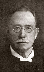 Ds. J.F. Botha, kom van die NG gemeente Tarkastad hierheen in 1925 en bly tot 1935.
