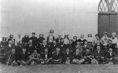 1903: Die eerste belydenisklas van die Gereformeerde kerk Reddersburg ná die Tweede Vryheidsoorlog. Ds. De Klerk sit vyfde van links in die tweede ry.