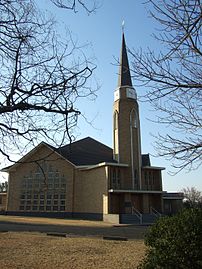 Ds. C.J. Naudé het die hoeksteen van die NG kerk Reitz-Oos op 30 November 1957 gelê. Die gemeente is intussen ingelyf by die moedergemeente Reitz.