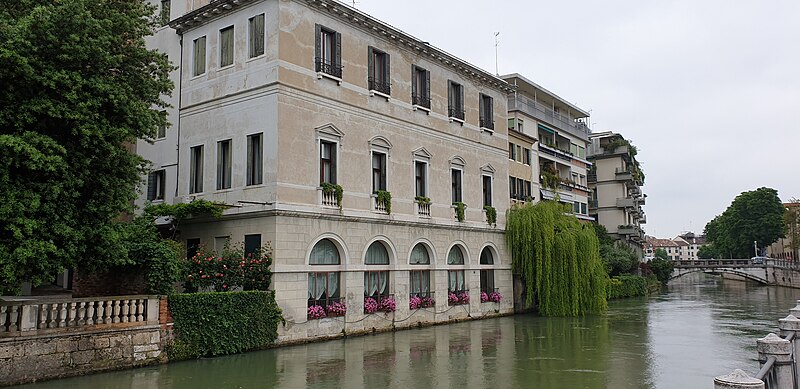Lêer:Geboue langs die Cagnan Grande- kanaal, Treviso.jpg