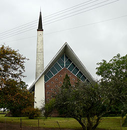 Die NG gemeente Glen Lynden se nuwe kerk op Bedford is deur die argitekte Anthonie Smith en Douw Gerbrand Steenkamp in die tentstyl ontwerp as een van die vroeë voorbeelde van die sogenaamde kappiekerk. Steenkamp was die ontwerp-argitek. Ds. J.D. Thom het die hoeksteen gelê op 9 Augustus 1957 en die bouaannemers was Swart & Kemp (Edms.) Bpk.[4]