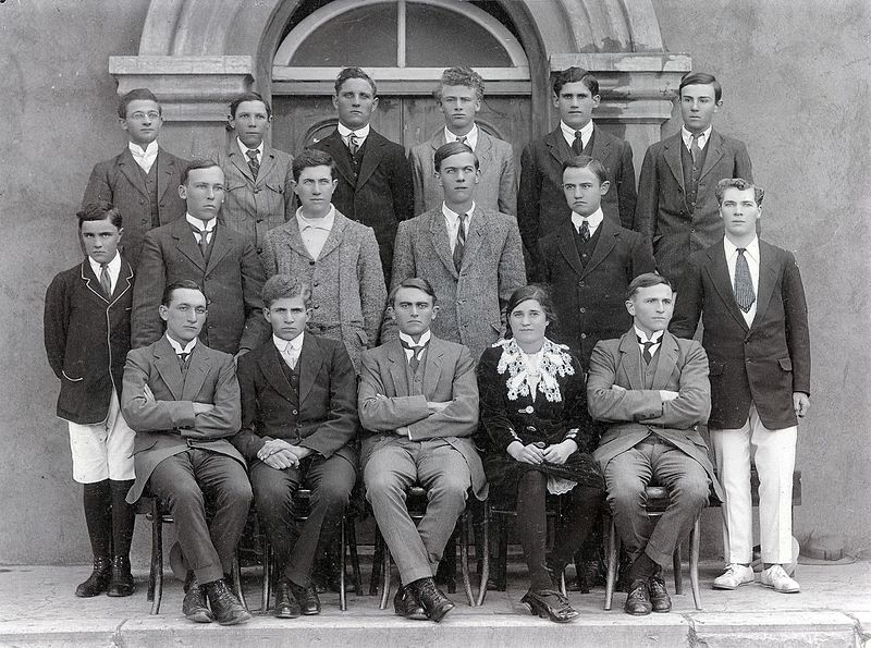 Lêer:Matriekklas van die Steynsburgse Gimnasium met die latere prof J Chris Coetzee, 1918.jpg