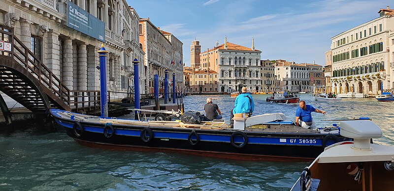 Lêer:Vragboot in Venesië.jpg