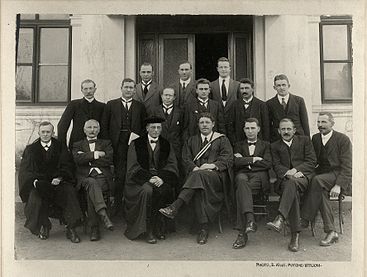 Omstreeks 1922: Die doserende personeel van die Potchefstroomse Universiteitskollege. Totius sit links, dan prof. Jan Kamp, prof. Du Plessis sit tweede van regs en ds. Willem de Klerk (die instelling se eerste registrateur) regs van hom. Prof. Wicus du Plessis staan regs in die middelry.