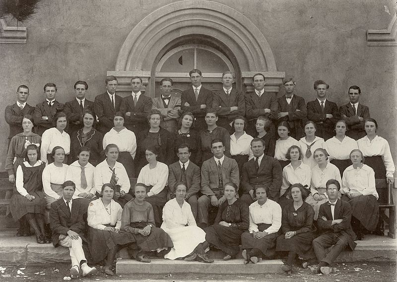 Lêer:Studente en personeel van die Normaalskool, Steynsburg, 1919.jpg