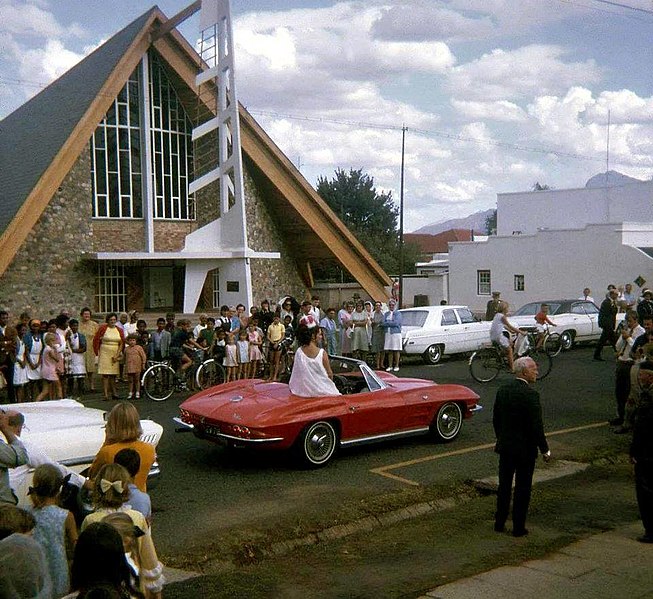 Lêer:Gereformeerde kerk Worcester met sy glasveseltoring.jpg