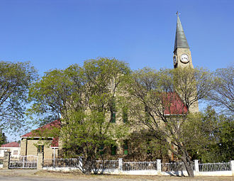 Die kerk van die kant gesien.