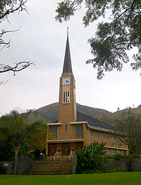 Die NG kerk Barberton. Ds. L. de Clerq het die hoeksteen op 5 Junie 1954 gelê. Vermooten het ook die moedergemeente Nelspruit se kerk ontwerp.