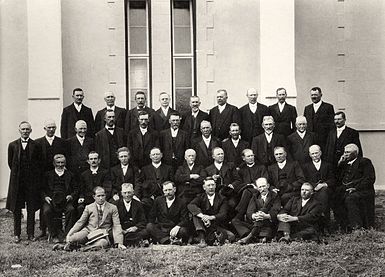 Die Algemene Vergadering van die Kaapprovinsie in sitting te Aliwal-Noord, 1926. In die middelste ry sit van links: P.J du Plessis, ds. J.H. Boneschans, dr. E.L.J. Venter, ds. D. Postma, ds. T. Hamersma, ds. J.G.H. Van der Walt, ds. D.G. Venter, ds. H.S. van Jaarsveld, W. Buys en J.A. Venter.