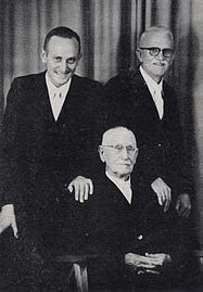 Ds. J.A. (Koos) van Rooy (links agter), sendingpredikant van 1963 tot 1966, by sy vader, ds. Jacs van Rooy, en grootvader ds. J.A. van Rooy (voor).