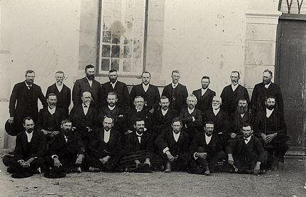 Algemene vergadering van die Gereformeerde Kerk in die OVS, 1908, in sitting te Reddersburg. Tweede ry: (van derde links) Willem Postma, L.J. du Plessis, J.A. du Plessis, J.A. van Rooy.