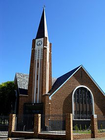 Die Afrikaanse argitek Wynand Louw het die NG gemeente Gamka-Oos se kerkgebou in die Neo-Bisantynse styl ontwerp.