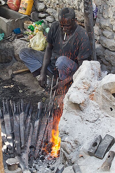 ስዕል:A blacksmith in Harar - Ethiopia.jpg