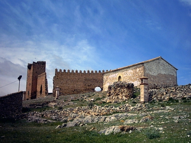 Imachen:Castiello y ermita de Sant Cristofo d'Alba.jpg