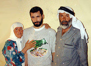 يحيى عياش مع والديه، ويظهر شعار على قميصه مكتوب عليه (الإسلام هو الحل) وهو شعار تتخذه الحركة الإسلامية في فلسطين و الإخوان المسلمون