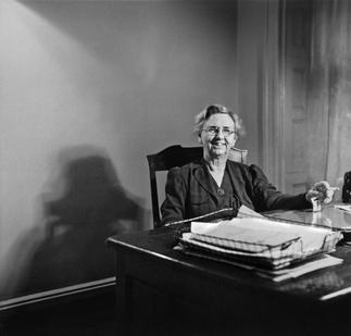 ملف:Caroline Pratt (educator) at desk.jpg