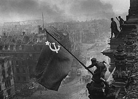 العريف كنتاريا يرفع العلم السوفيتي على الرايخستاغ بعد الاستيلاء عليه