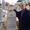 علي الرضا الحسيني عند قبره الذي هيأه في حياته ليُدفنَ فيه بعد موته
