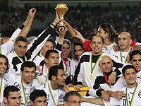 لاعبو المنتخب المصري يرفعون كأس الأمم الأفريقية إثر تتويج المنتخب المصري باللقب للمرة الخامسة في 2006.