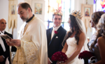 سر الزواج: زفاف في الكنيسة الصربية الأرثوذكسية ويتم بمباركة رجل الدين.