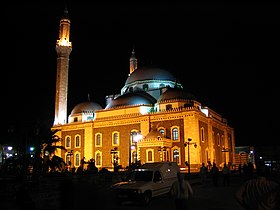 جامع خالد بن الوليد في حمص ليلاً.jpg