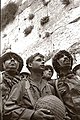 مظليون إسرائيليون بالقرب من حائط البراق بعد سقوط القدس الشرقية بيد إسرائيل في شهر يونيو سنة 1967.