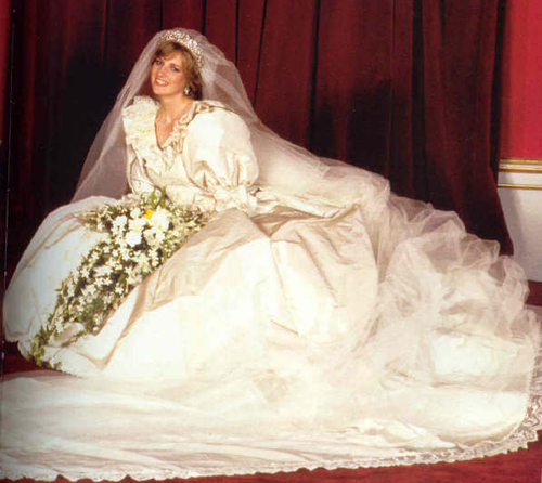 الاميرة ديانا 500px-Princess_Diana_wedding_dress