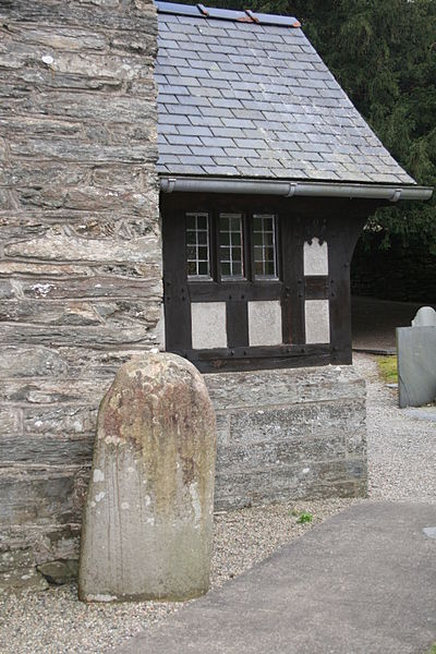 Restr:Twrogs-stone-in-Maentwrog.jpg