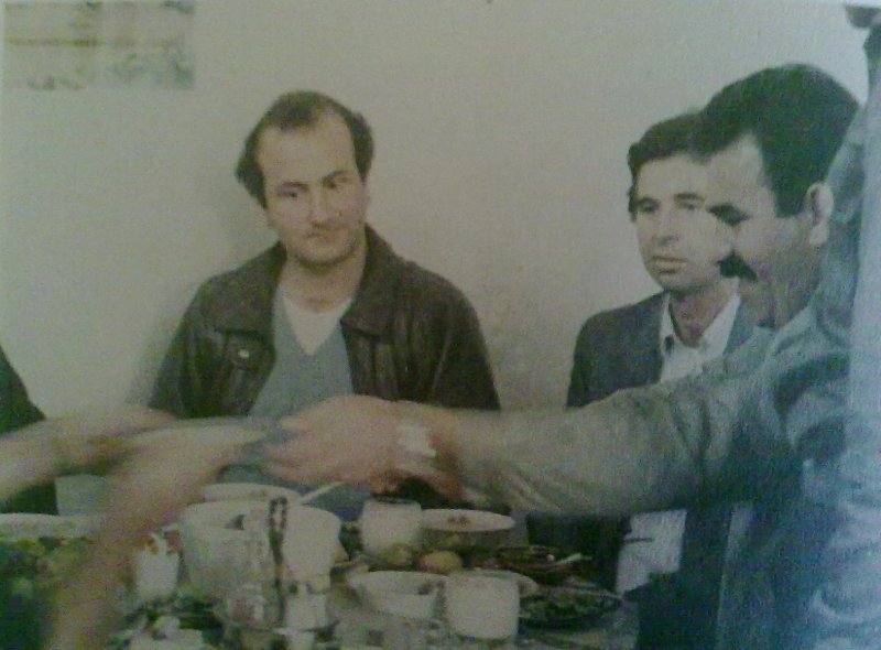 پەڕگە:Meeting of Michalis Charalampidis and Abdullah Öcalan, Syria, 1990s.jpg