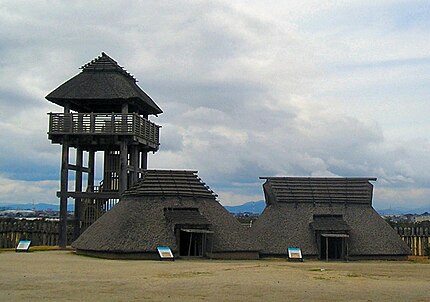 吉野ヶ里遺跡の物見櫓と竪穴式住居