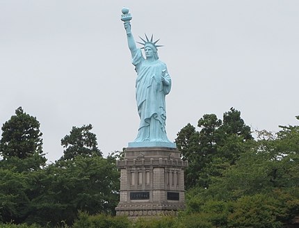 おいらせ町いちょう公園にある自由の女神像
