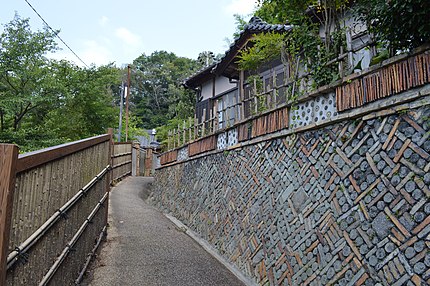 愛知県瀬戸市の散策路「窯垣の小径」。