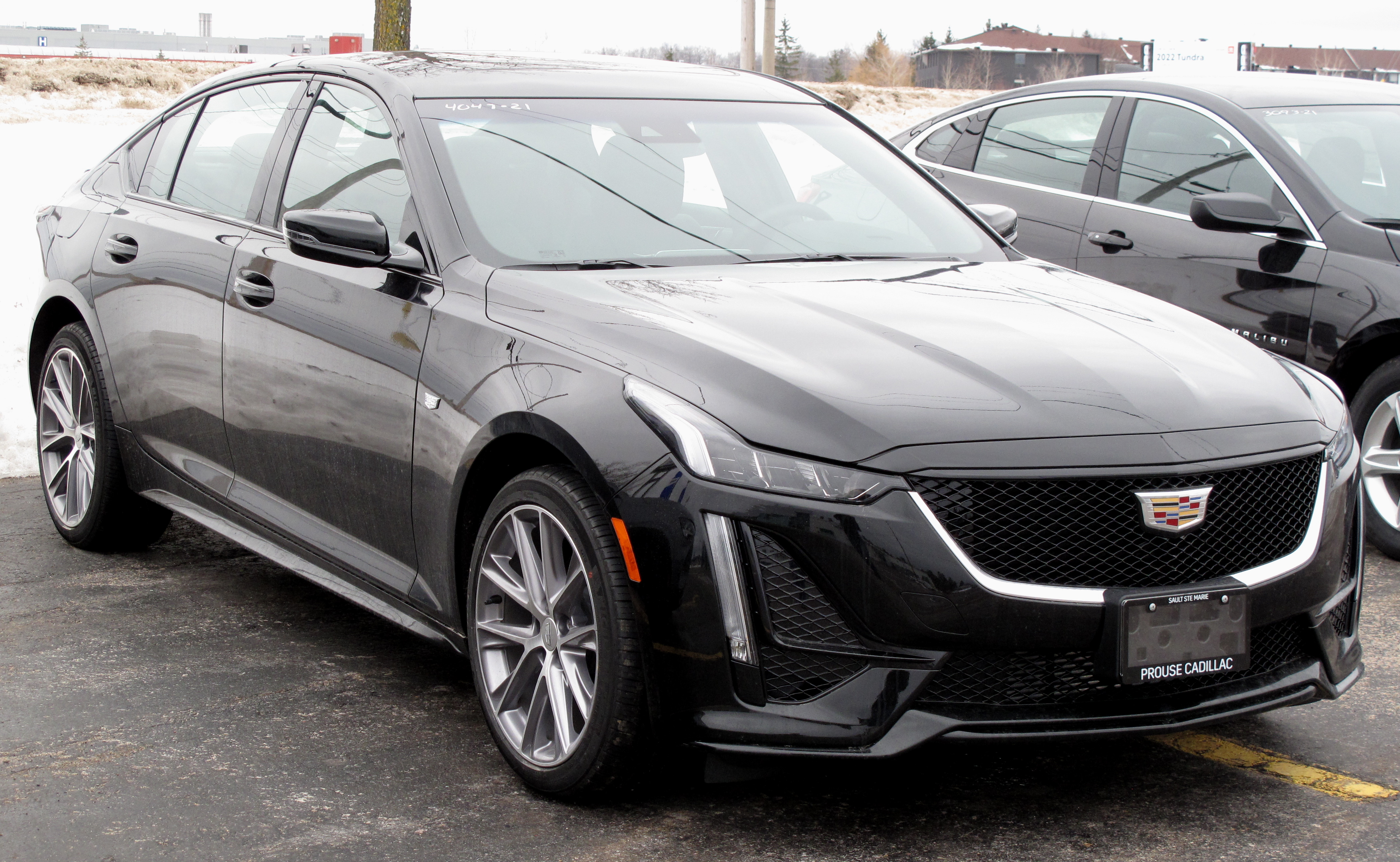 Datei:2021 Cadillac CT5 Sport 350T AWD in Black Raven, Front Right