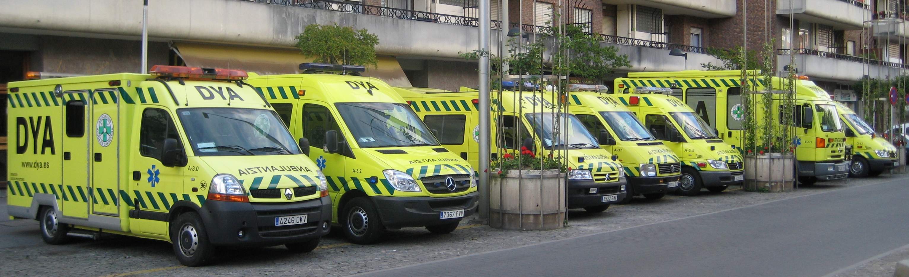 Ambulancias de la DYA estacionadas en Guecho (Vizcaya).