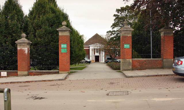 File:An asymmetrical gateway, Silcoates School - geograph.org.uk - 1015848.jpg