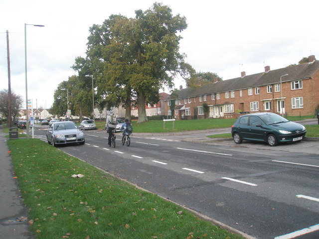 File:Approaching the junction of an autumnal Botley Drive and Nutley Road - geograph.org.uk - 1567088.jpg