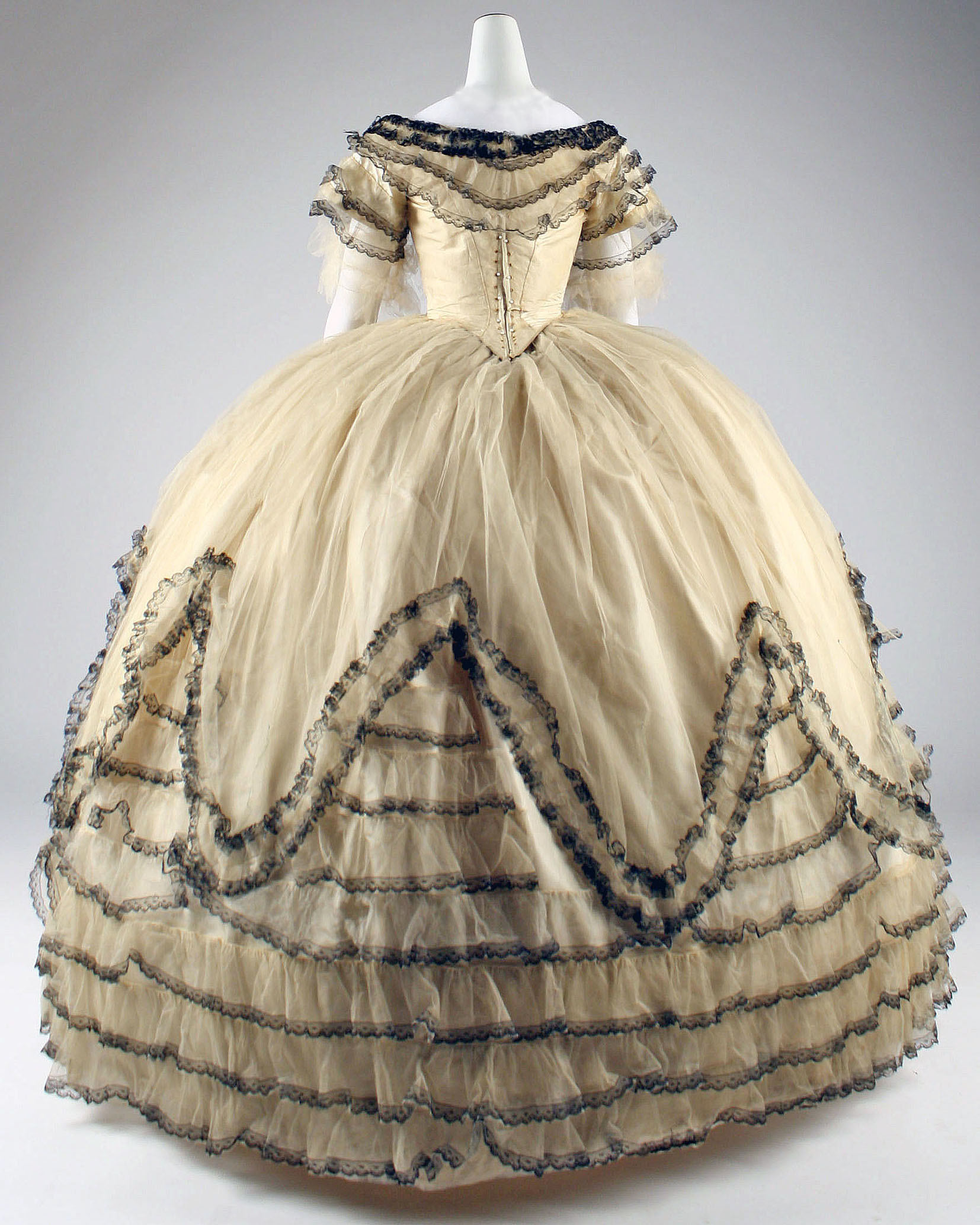 File:Ball gown MET 1985.20.4 F.jpg - Wikipedia