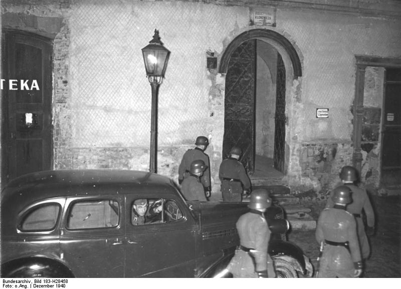 File:Bundesarchiv Bild 183-H28458, Polen, Ghetto Lublin, Polizei-Einsatz.jpg