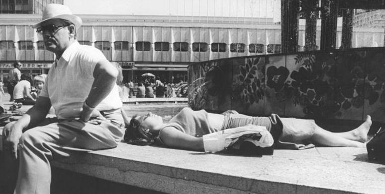 File:Bundesarchiv Bild 183-P0708-0029, Berlin, Alexanderplatz, Brunnen der Völkerfreundschaft.jpg