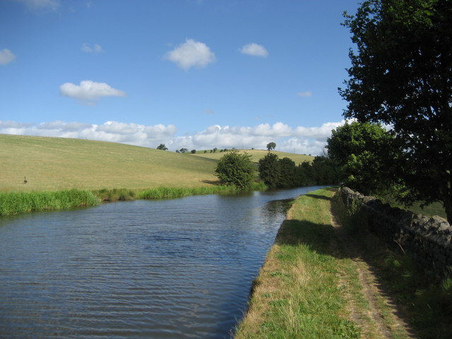 Canal between Barnoldswick and Marton - geograph.org.uk - 211095