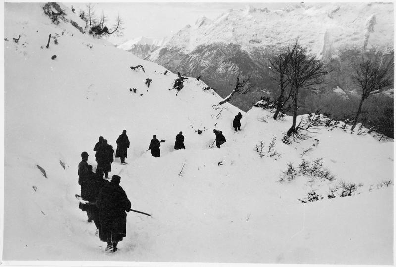 File:Creusement d'une tranchée dans la neige - Médiathèque de l'architecture et du patrimoine - AP62T075421.jpg