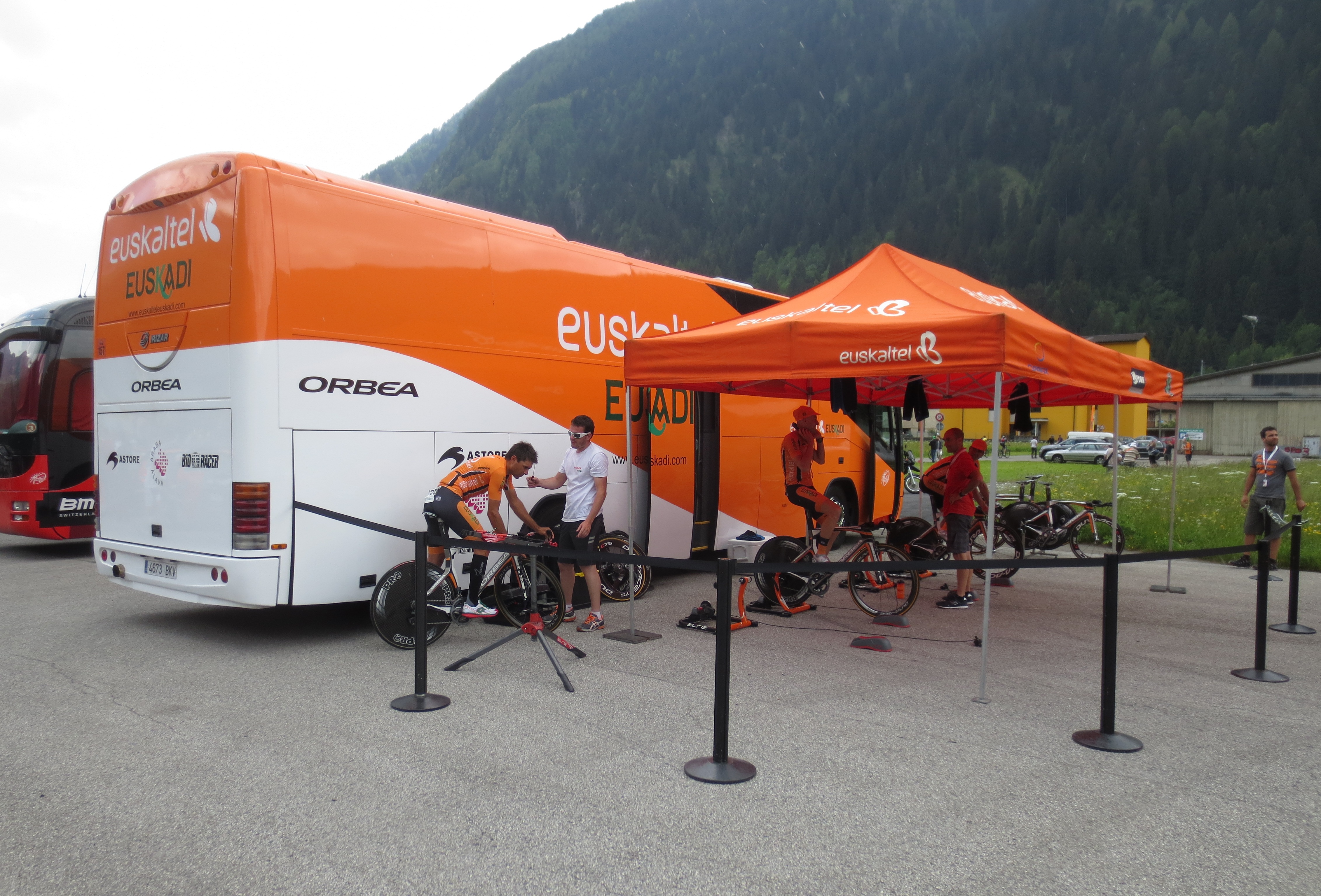 [*] Le Cyclisme, une affaire de moyens [Récit interactif] - Page 4 Euskaltel_Euskadi_bus