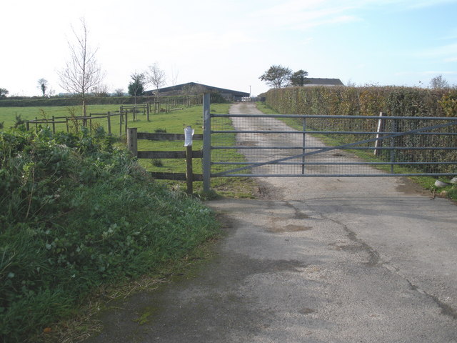 File:Farm entrance, Wester Bullaford - geograph.org.uk - 1032113.jpg