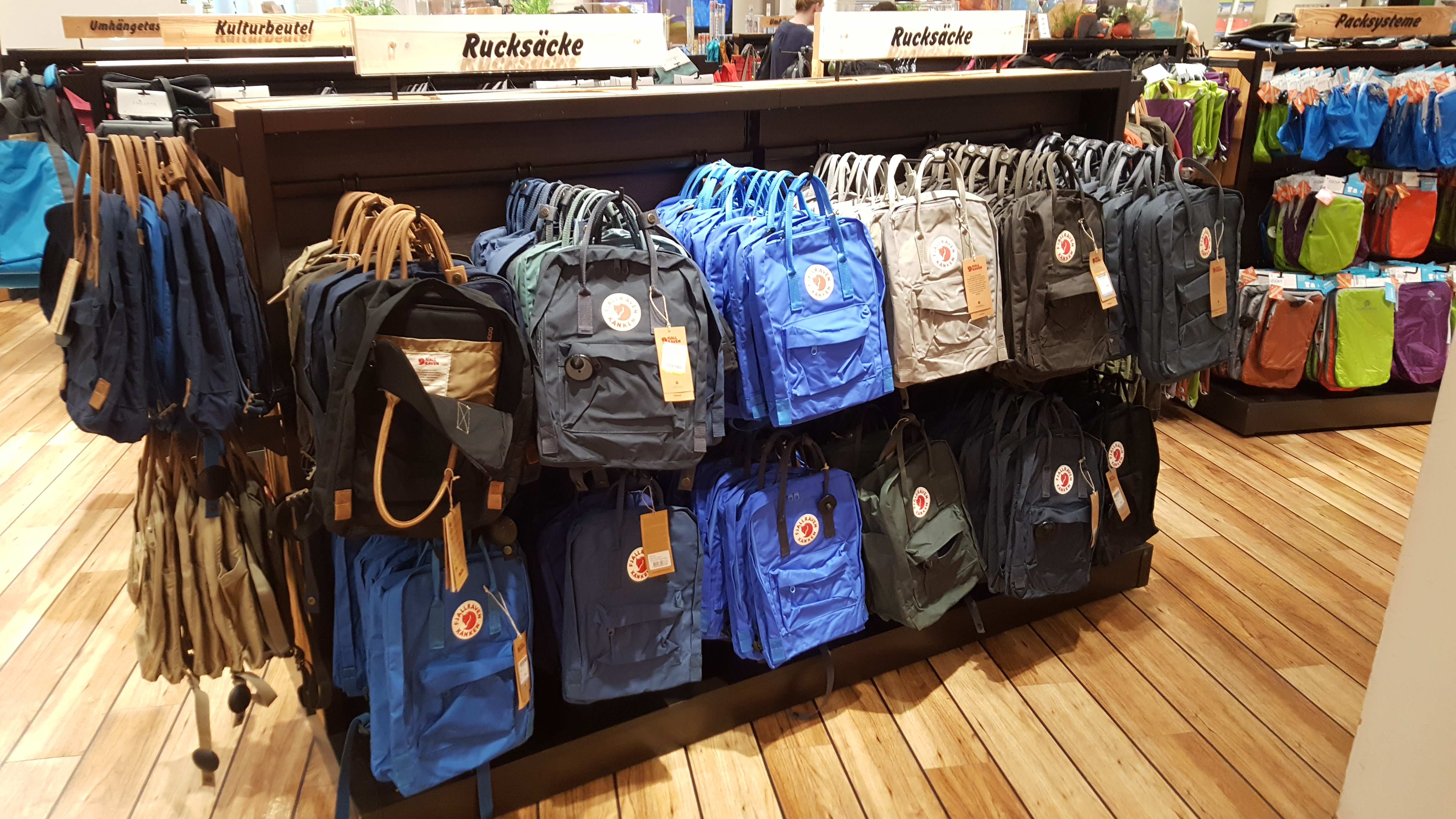 knijpen Speciaal Geldschieter File:Fjällräven backpacks for sale.jpg - Wikimedia Commons