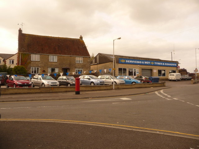 File:Gillingham, house and garage in Queen Street - geograph.org.uk - 1541742.jpg